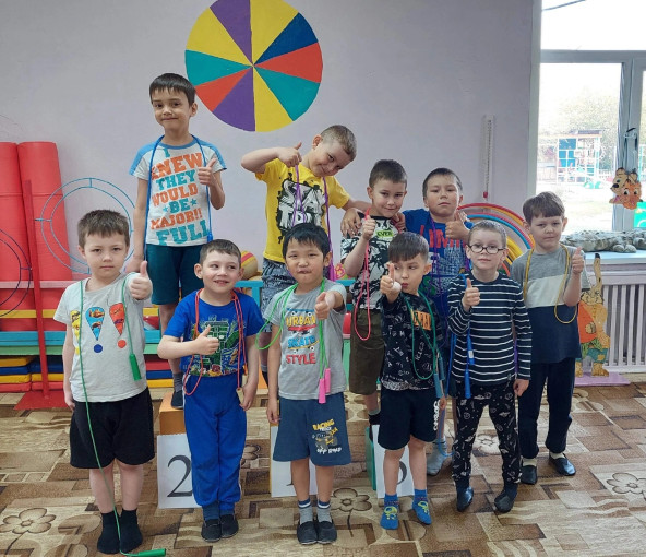Соревнования по прыжкам на скакалке среди мальчиков Соревнования по прыжкам на скакалке среди мальчиков.